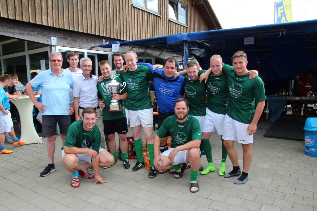 Von links: Hubert Keller, Mark Burgenmeister, Jürgen Stukle (Bürgermeister), Uwe Maier mit dem Pokal (Spielführer der Siegermannschaft Lok Leustetten) sowie die Siegermannschaft